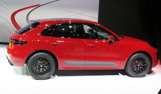 s_09_porsche-macan-gts_hori