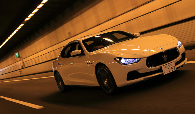 00205_jaguar_xe_240ps_-gas_at