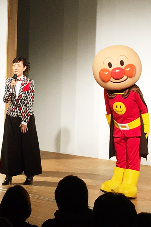 215_001戸田恵子、2016年も歌い、踊る！