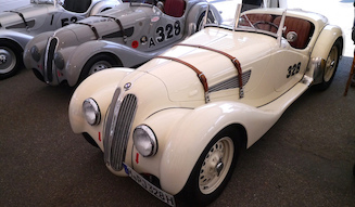 100周年を迎えたBMWは戦前の名レーシングカー、328を並べた