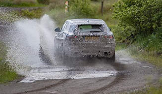 さまざまなテストをおこなうEペイスの最新動画を公開｜Jaguar