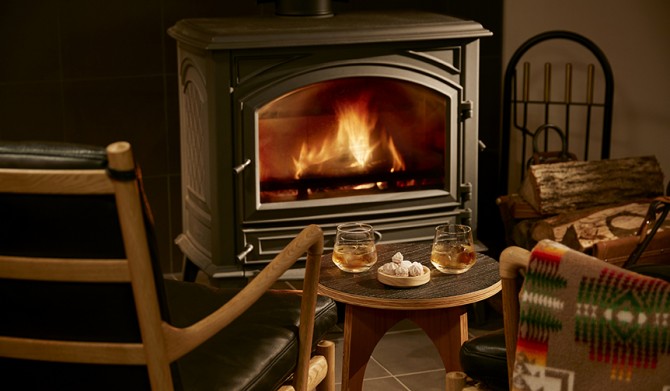 07【星のや富士】ライブラリーカフェ_薪ストーブ