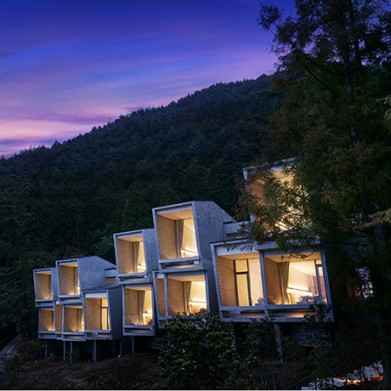 06_【星のや富士】キャビン外観_夕景