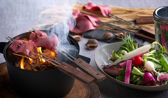 10_【星のや富士】冬の狩猟肉ディナー_猪藁焼き