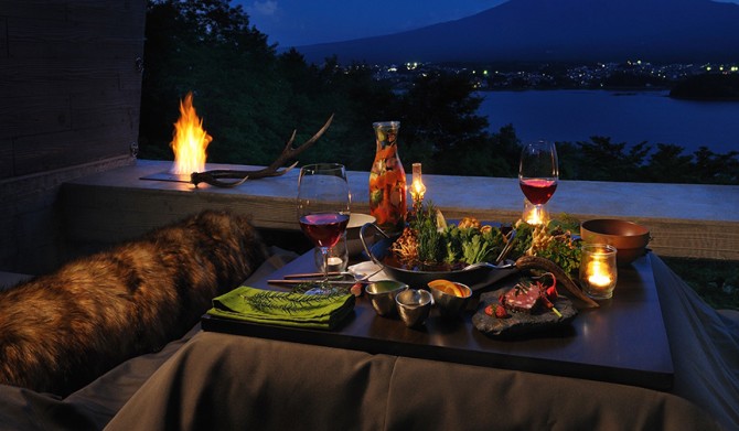 13_【星のや富士】キャビンのコタツで鹿しゃぶ鍋