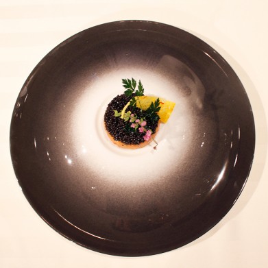 キャビアアンペリアル　ニュージーランド産オーラキングサーモンのタルタルと共に　赤紫蘇の香りで