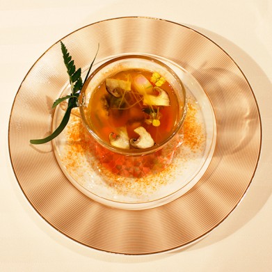 北海道産帆立貝と蝦夷アワビ　数種類の香味野菜と合わせ　しょうがとターメリックの効いたブイヨンデトックスを注いで2