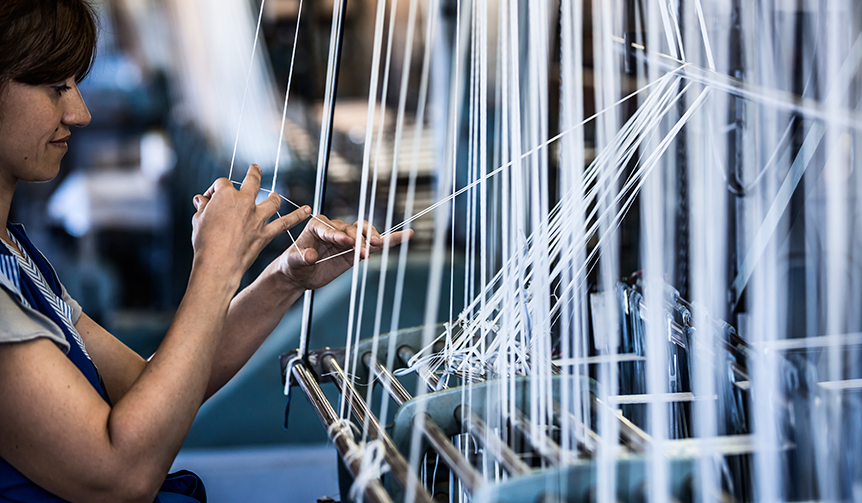 tudor_fabric_straps_tying_the_threads_01