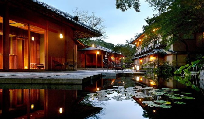 星のや京都 紅葉ヘリクルーズ