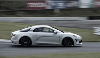 ラリー界を席巻した名車の血をひく新型アルピーヌ「A110」に試乗 12