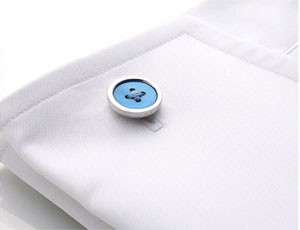 「M.Y. LABEL」のカフリンクスは<br>ボタンで留める