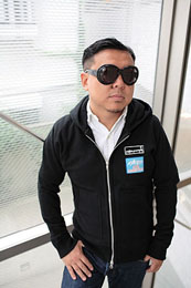 オウプナーズ完全別注のフーデッドパーカ