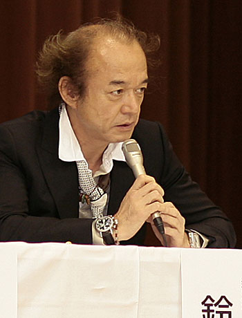 真っ黒なペンキを白くするには‥‥