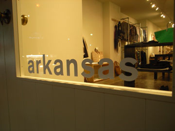 arkansas|アーカンソー<br><br>「つねに喜んでもらえること」を心がけた店構え