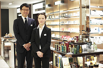 5月6日（火・祝）まで、伊勢丹メンズ館1階コスメコーナーに出店中<br><br>ジェントルマンの顔に、トゥルフィット＆ヒルを！