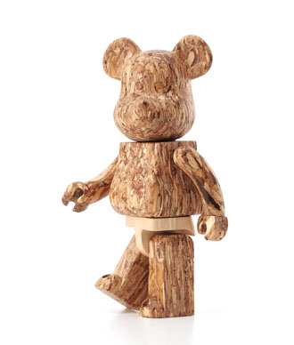 再生素材でつくられた<br>more trees限定の木製BE@RBRICK──