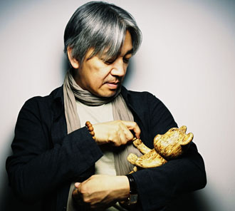 再生素材でつくられた<br>more trees限定の木製BE@RBRICK──