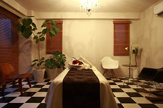 ウワサの“ゴッドハンド”に出会う 藤原美智子と早野実希子のビューティトーク(1)