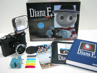 あたたかみあるアナログなコラボ──<br>トイカメラ「DIANA F+」×TVアニメ「スケアクロウマン」