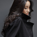 マッキントッシュを着た女性たち