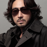 マッキントッシュを着た男性たち