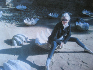 Munemi meets Linda Rodin<br><br>City Slicker – Linda Rodin and her hot luxury oil from New York.<br><br>「ベテランスタイリストがつくった万能オイル」(2)