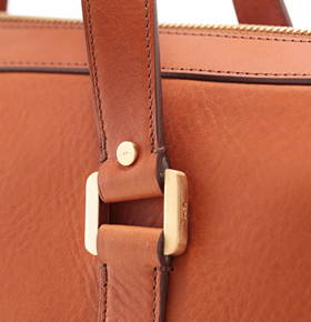 「DELVAUX(デルボー)」から待望の新作<br><br>メンズバッグ“Newspaper Bag”登場