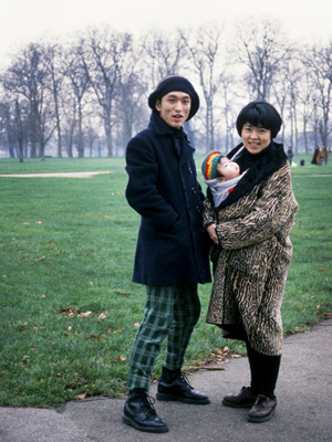 会場ではオリジナル限定Tシャツやアート作品を販売