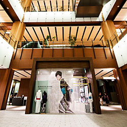 会場ではオリジナル限定Tシャツやアート作品を販売