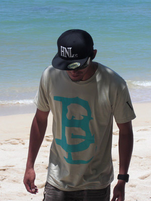 会場ではオリジナル限定Tシャツやアート作品を販売