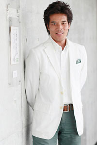 会場ではオリジナル限定Tシャツやアート作品を販売