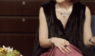 <strong>第50週 ELECTORE│エレクトーレ<br><br>たっぷりの泡で地肌の余分な皮脂がすっきりオフでき、根元からシャンと立ち上がる感じ</strong><h1>「フィジカルサイエンス エレクトーレシャンプー&ヘアトリートメント」</h1>