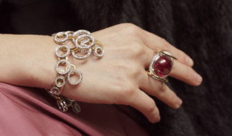 <strong>第50週 ELECTORE│エレクトーレ<br><br>たっぷりの泡で地肌の余分な皮脂がすっきりオフでき、根元からシャンと立ち上がる感じ</strong><h1>「フィジカルサイエンス エレクトーレシャンプー&ヘアトリートメント」</h1>