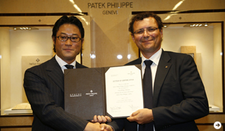 「パテック フィリップ」社長のティエリー・スターン氏(右)と、スフィアを運営する「リテイラーズ・スフィア」代表取締役 CEO 角田修一朗氏(左)。