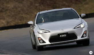 FRスポーツを操る喜びを手軽に─21世紀のあたらしい「トヨタ 86」に試乗|TOYOTA|07