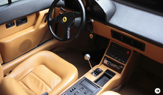 シートの革を汚さないため、このクルマに乗るときはジーンズを穿かないという