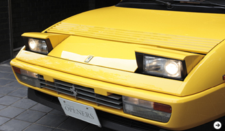 古さとあたらしさが混ざり合うという角型のヘッドランプ