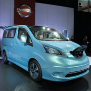 2台のワールドプレミアを用意！｜NISSAN