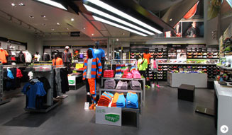 アディダス｜新宿店 02