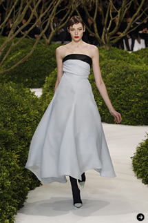 萩原輝美|ラフ・シモンズがかけるDiorの魔法。目覚めよ、春の花! 02