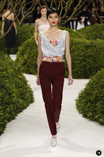 萩原輝美|ラフ・シモンズがかけるDiorの魔法。目覚めよ、春の花! 04