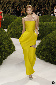 萩原輝美|ラフ・シモンズがかけるDiorの魔法。目覚めよ、春の花! 05