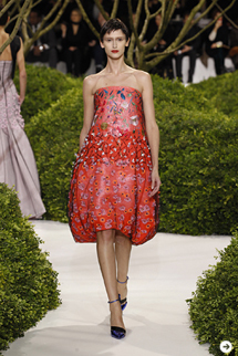 萩原輝美|ラフ・シモンズがかけるDiorの魔法。目覚めよ、春の花! 07