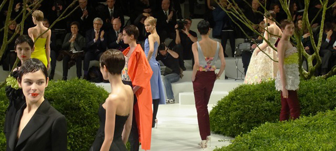 萩原輝美|ラフ・シモンズがかけるDiorの魔法。目覚めよ、春の花!08