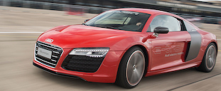 アウディ R8 e-tron に試乗｜Audi