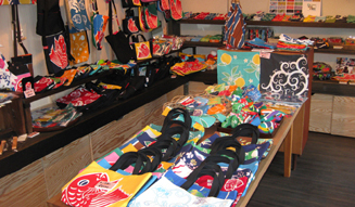 roar × 岩川旗店|大漁旗の生地に贅たくな型染めをほどこしたトートバッグ02