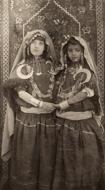 BOOK｜100年前の写真で見る 世界の民族衣装 04