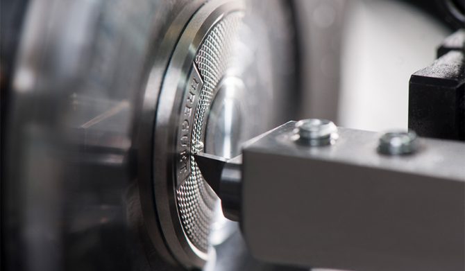 この深みのあるブレゲ・ブルーを、ネオクラシックスタイルへ。「クラシック 5177」｜BREGUET