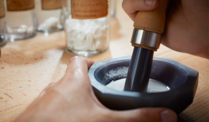 この深みのあるブレゲ・ブルーを、ネオクラシックスタイルへ。「クラシック 5177」｜BREGUET